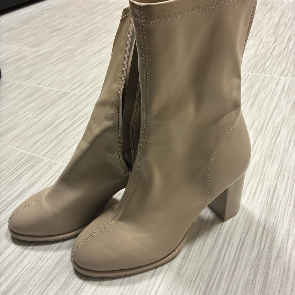 Elegant Tan Women's Boots
